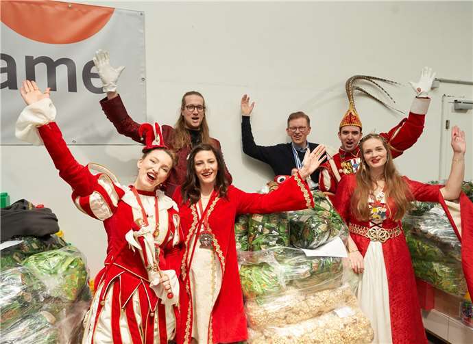 Das Prinzenpaar des Hofstaats 2020 Mendig (rechts) war unter den 11 Gewinnern der evm-Palettenparty und freut sich mit seinem Gefolge über das Wurfmaterial.