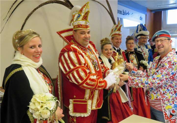 Das Prinzenpaar durfte sich über ein Pinselset mit 555,55 Euro freuen.