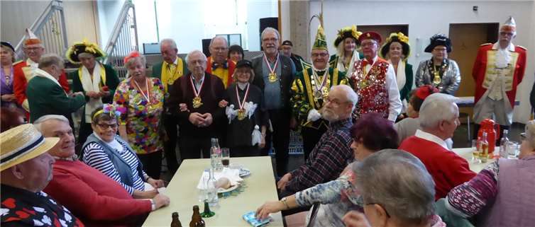 Das Prinzenpaar ehrt treue AWO Helferinnen und Helfer. Foto: privat