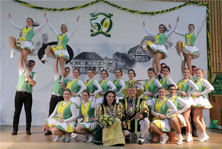 Das Prinzenpaar ist ebenso wie die ganze KG berechtigt stolz auf ihre Gardetänzer.