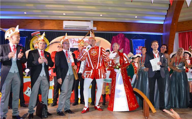 Das Prinzenpaar mit Hofstaat und Bürgermeister.