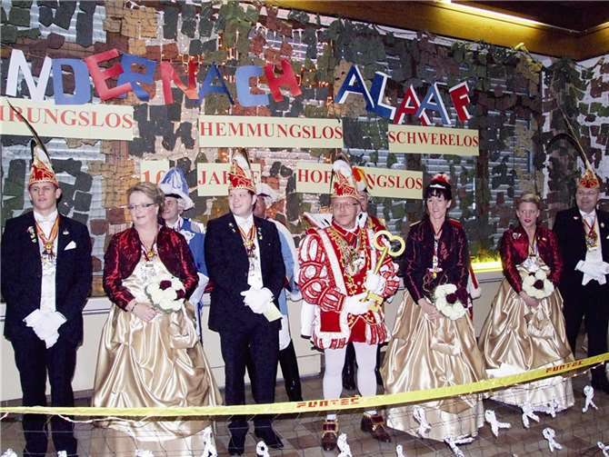 Das Prinzenpaar mit seinem Hofstaat bei der Erstürmung der Kaserne. -WAMFO.DE-
