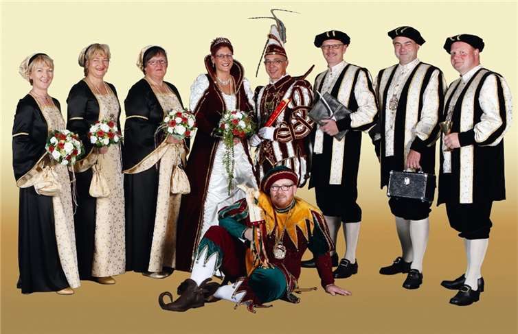 Das Prinzenpaar mit seinem Hofstaat.privat