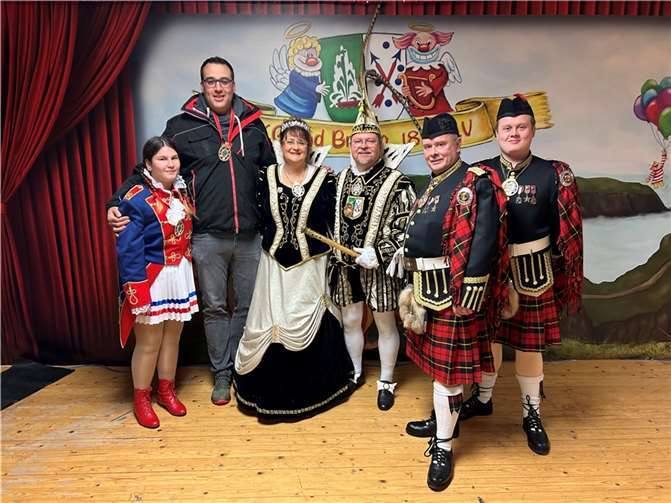 Das Prinzenpaar nutzte auf der Kinderweihnachtsfeier die Gelegenheit, Michael Dühr für seine Spende zu danken und ihm ihren Prinzenorden zu verleihen. Foto: privat