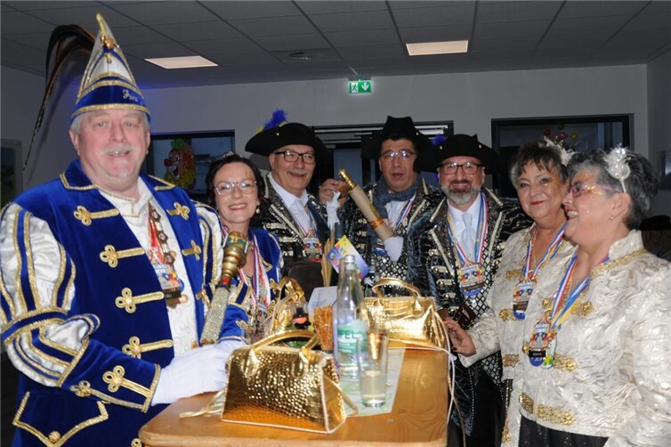 Das Prinzenpaar - samt Hofstaat aus dem Neuwieder Stadtteil Gladbach - war zu Ga...