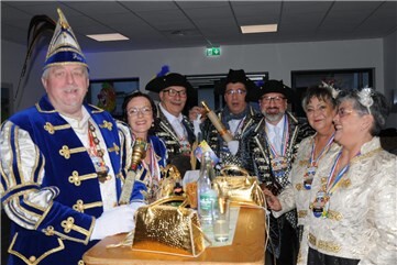 Das Prinzenpaar - samt Hofstaat aus dem Neuwieder Stadtteil Gladbach - war zu Gast in Thalhausen. Links im Bild Prinz Udo I. (Fernau). Neben ihm seine Lieblichkeit Marion I. (Fernau-Wirz). Alle Fotos: Volker Lemgen 
