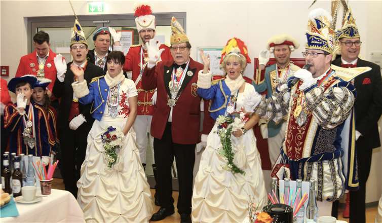 Das Prinzenpaar samt Hofstaat beim Empfang im Haus der Familie. Georg Schuch