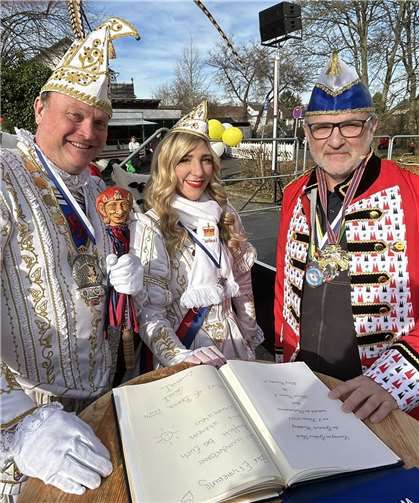 Das Prinzenpaar trug sich im Beisein des Bürgermeisters in das goldene Buch ein.