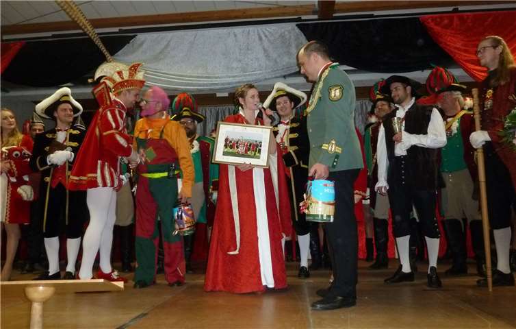 Das Prinzenpaar überreichte ein Bild, das es mit ihrem Hofstaat zeigt. Foto: privat