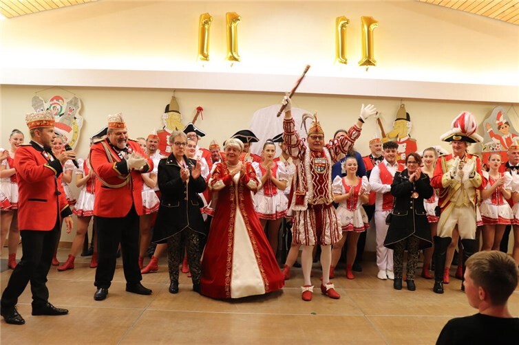Das Prinzenteam: v.l. Jörg Buchmüller (Sitzungspräsident), Andreas Schwager (Adjutant), Martina Schwager (Ehrendame), Prinzessin Sabine I. (Barczewski-Schlottebeck), Prinz Rainer I. (Barczewski), Regina Zielki (Ehrendame), Uwe Trappe (Adjutant). 