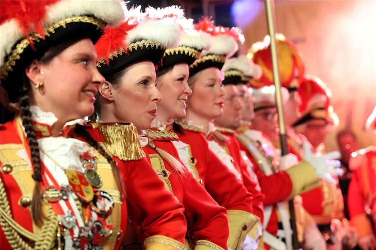Das Prinzenwiegen ist für die Karnevalisten aus den unterschiedlichen Stadtteilen immer eine Gelegenheit zum gegenseitigen Austausch.