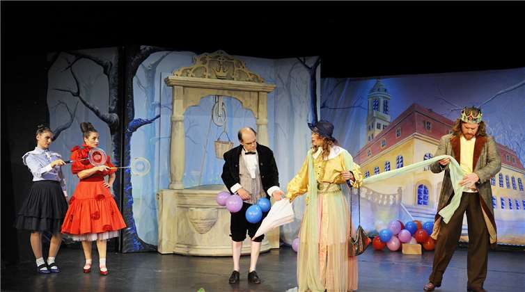 Das „Prinzessinnenleben“ ist garnicht so einfach. (v.l.) Michelle Wiesemes, Vanessa Frankenbach, Frank Ferner, Eva Wiedemann und Alexander Hanfland.Schlosstheater