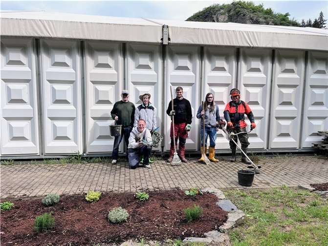 Das ProBüro und der Jugend-Hilfe-Verein im Einsatz für ein grüneres und blühenderes Umfeld am Bürocontainer in Altenburg.  Foto: Stephan Schmidt