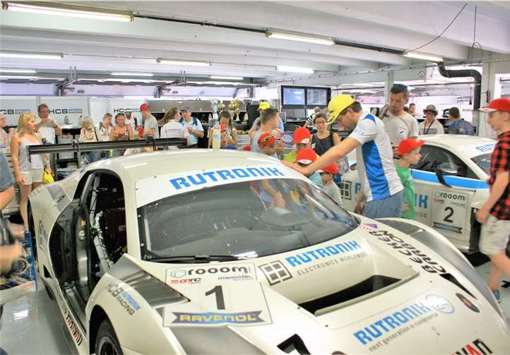 Das Probesitzen in einem Audi R8 LMS Rennwagen war das Highlight.