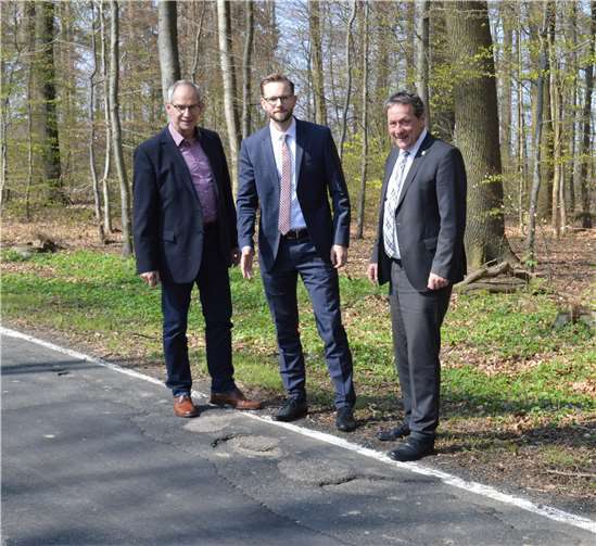 Das Problem liegt auf der Straße: (v.l.) Hans Ulrich Weidenfeller, Ulrich Richter-Hopprich und Achim Schwickert bei der Bestandsaufnahme vor Ort: Der Zustand der Kreisstraße 172 ist sehr schlecht, eine Sanierung ist derzeit aber noch nicht vorgesehen. Foto: Ingrid Ferdinand