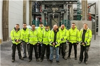 Das Produktionsteam von Dr. Eckel Animal Nutrition mit seinem „neuen Kollegen“