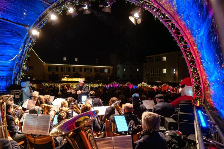 Das Programm auf der Bühne vor der Medarduskirche bot den perfekten musikalischen Rahmen für die Adventszeit. Fotos: ND