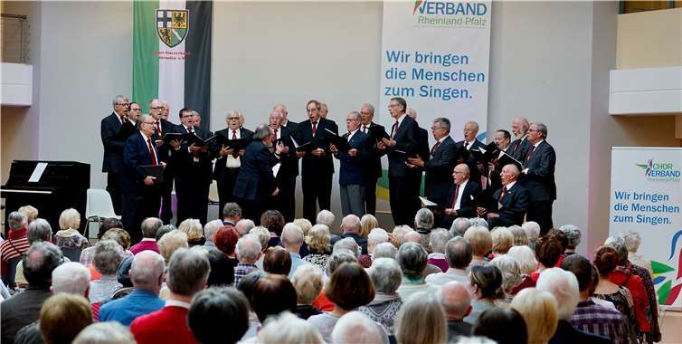 Das Programm startete mit den gesanglichen Darbietungen der Chorgemeinschaft Sinzig-Bad Bodendorf. Fotos: -KG-