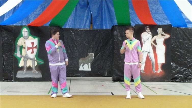 Das Programm war gefüllt mit Tänzen und Sketchen.