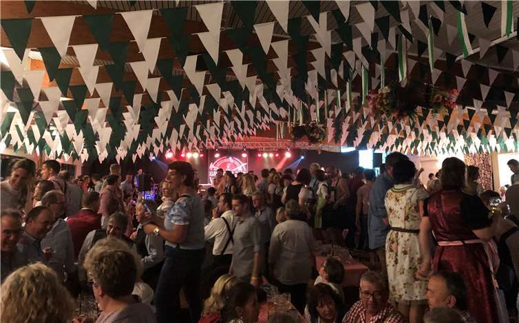 Das Programmhighlight an diesen Kirmestagen war ohne Zweifel wieder einmal der Kirmessamstag mit seiner „Roßbacher Hüttengaudi“. Viele Gäste und Besucher hatten sich modisch auf das Thema eingestellt und trugen dem Anlass entsprechend fesche Lederhosen mit Tracht und hübsche Dirndl.Foto: privat