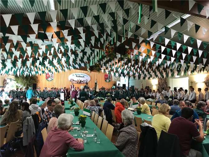 Das Programmhighlight an diesen Kirmestagen war ohne Zweifel wieder einmal der Kirmessamstag mit seiner „Roßbacher Hüttengaudi“. Foto: privat