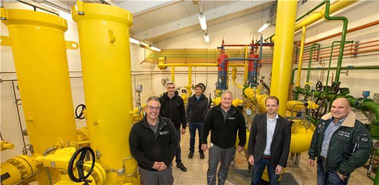 Das Projekt Erdgasumstellung konnten die Experten der Energienetze Mittelrhein erfolgreich abschließen. Einige der Beteiligten machten sich gemeinsam mit Projektleiter Andreas Weiland (2. von rechts) in einer der Gasstationen ein Bild von der Lage.  Foto: Bettina Röder-Moldenhauer/evm