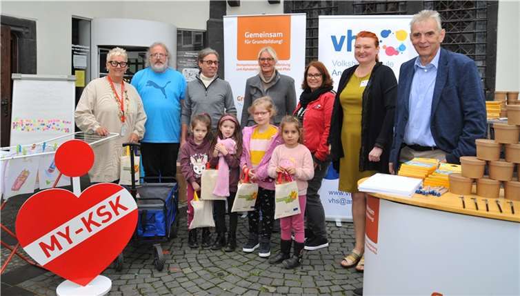 Das Projekt GrubiNetz hat an einem Infostand vor dem Historischen Rathaus über Angebote der Grundbildung informiert. Die gute Arbeit des Projekts würdigte Bürgermeister Claus Peitz (rechts).  Foto: Stadt Andernach/Maurer