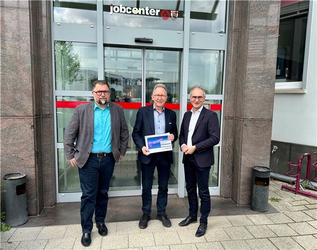 Das Projekt „Job-Turbo“ stand im Mittelpunkt eines Informationsaustauschs beim Jobcenter Neuwied, zwischen (v.li.) Michael Runkel, Erwin Rüddel und Theo Krayer.  Foto: Reinhard Vanderfuhr/Büro Rüddel