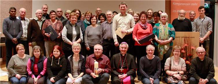 Das Projekt „Ostergarten“ wurde durch Weihbischof Franz Josef Gebert in Trier ausgezeichnet.privat