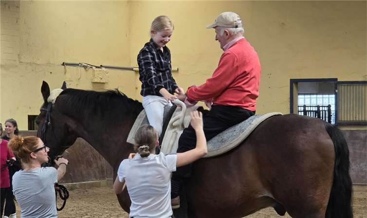 Das Projekt „Senioren zusammen aktiv“ bietet den Teilnehmenden viel Abwechslung und zaubert ihnen immer ein Lächeln ins Gesicht. (Foto: Birgit Schneider-teGrotenhuis / DRK-Kreisverband Ahrweiler e.V.)