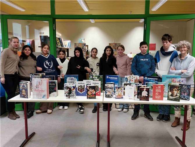 Das Projekt-Team: (v.l.) Lyane Berndt-Kroese mit Afnan, Dalila, Gerold, Leonie, Malak, Noor, Suha, Talin, Youness und Maria Kell. Foto: Charlotte Hader