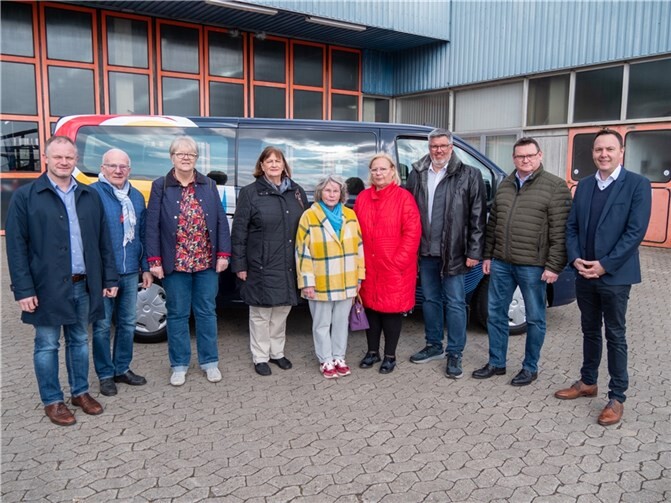 Das Projekt steht, der Bus ist da: Oberbürgermeister Jan Einig (links) konnte den Vorschlag des Seniorenbeirats dank Unterstützung durch Stefan Herschbach und David Meurer, die Geschäftsführer von SWN und GSG, auf den Weg bringen. Sobald das ehrenamtliche BürgerBus-Team steht, kann der Bus durch die Stadtteile rollen.  Foto: Dennis Steinhardt