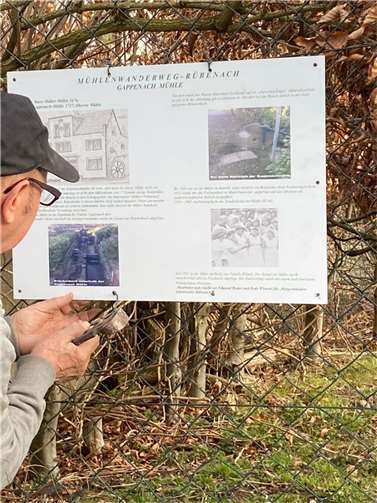 Das Projekt wird zur Zeit von Bodo Wirwohl betreut, der sich freut, die Aufstellung der zweiten Hinweistafel am Ende der Sendnicher Straße in Sichtweite der Gappenach Mühle bekannt zu geben. Foto: privat