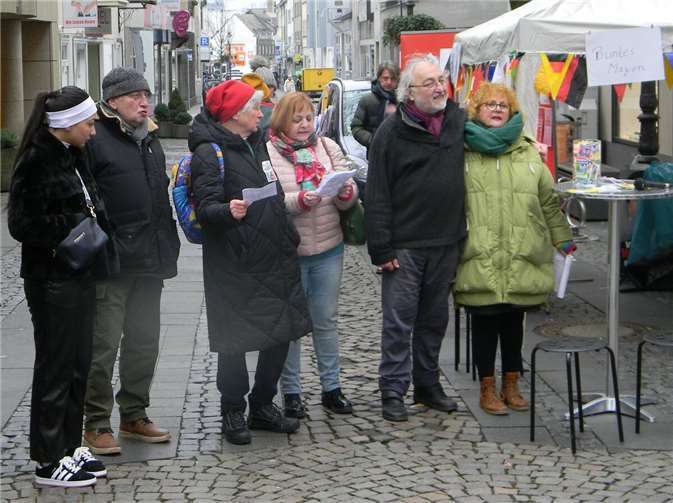 Ein Blick zurück nach vorn! Das Projektensemble „Sei ein Mensch, Mayen trägt das Lied „Wenn man in einen falschen Zug einsteigt“ vor.