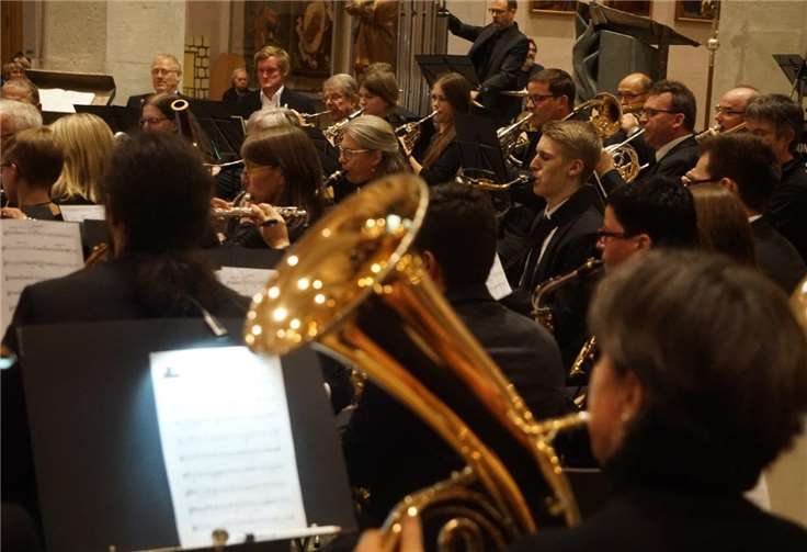 Das Projektorchester des Landesmusikverbandesstand unter der Leitung des Komponisten persönlich.