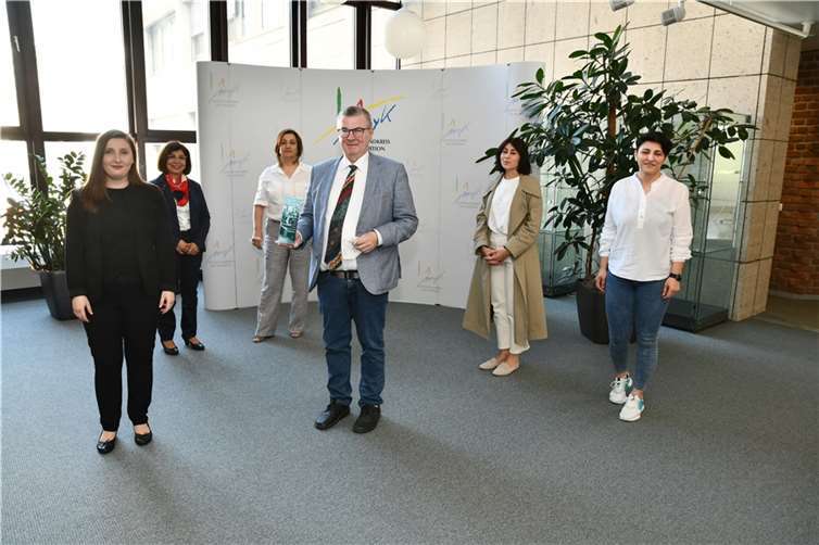 Das Projektteam der Arbeitsgruppe war nun zu Gast im Kreishaus, um sich bei Landrat Dr. Alexander Saftig für die Unterstützung bei der Veranstaltungsreihe zu bedanken. Foto: Kreisverwaltung MYK