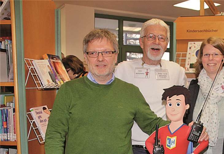 Das Projektteam der Lese-Held-Veranstaltung: Tom Kamp, Vorstandsvorsitzender des DARC Ortsverband G23, Meckenheim/Rheinbach, Funker und Mitarbeiter der Öffentlichen Bücherei, Peter Machalowski, Daniela Hahn, Leiterin der Öffentlichen Bücherei, Gabriele Funke und Anne Bennau, Mitarbeiterinnen der Öffentlichen Bücherei.