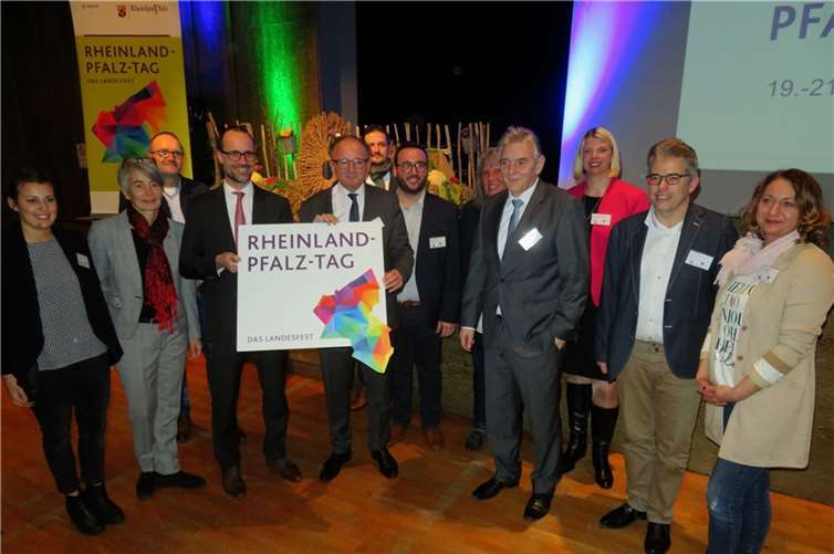 Das Projektteam des Rheinland-Pfalz-Tages 2020 mit dem Staatssekretär und Andernachs Stadtspitze. Fotos: MKA