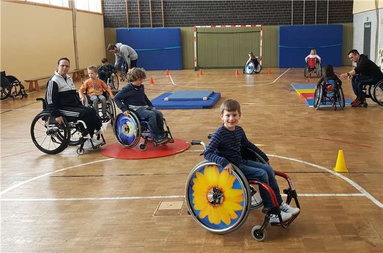 Das Projektteam gibt den Kindern an den einzelnen Stationen Tipps und Hilfestellung, wie kleine Stufen und Aufkantungen mit dem Rolli zu bewältigen sind.