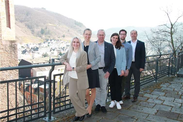 Das Projektteam v.l.n.r: Nora Meyer (Landkreis Vulkaneifel), Susan Menges und Stephan von St. Vith (Landkreis Bernkastel-Wittlich), Julia Müller (Landkreis Cochem-Zell), Johannes Dietzen und Andreas Heiseler (Landkreis Bitburg-Prüm). Copyright: Ruth Bons