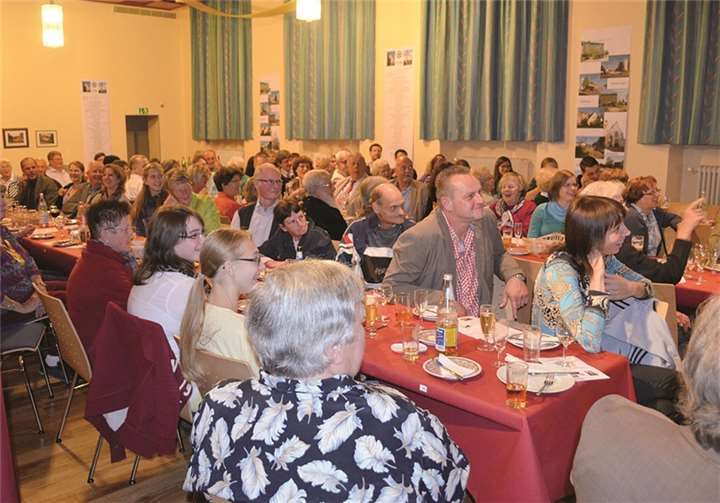 Das Publikum amüsiert sich über die Ausführungen der „Lebensglücksberaterin“.  Privat