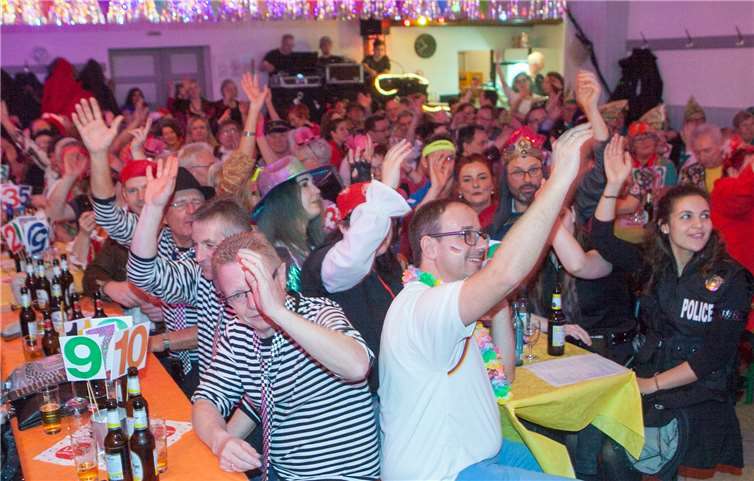 Das Publikum bei der Möhnensitzung in Holzweiler war außer Rand und Band. JOST