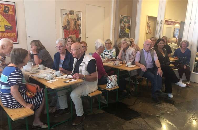 Das Publikum des Generationenkinos mit der neuen City-Managerin Michaela Ulrich (3. von rechts)  Foto: : Brigitte Neumann