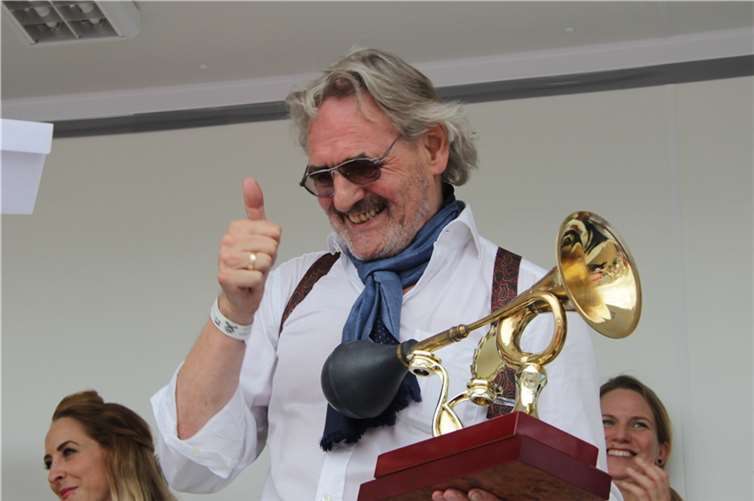 Das Publikum entschied sich bei der Vergabe der „Rheinbacher Hupe“ eindeutig für den Jaguar von Detlev Ritschel.