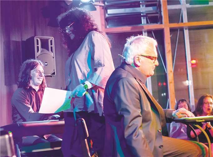 Das Publikum erlebte „Hüsch“ auf der Bühne, aber auch im Himmel. „Ich möchte ein Clown sein“ sang Irmgard Haub unter anderem (Bildmitte). -WT-