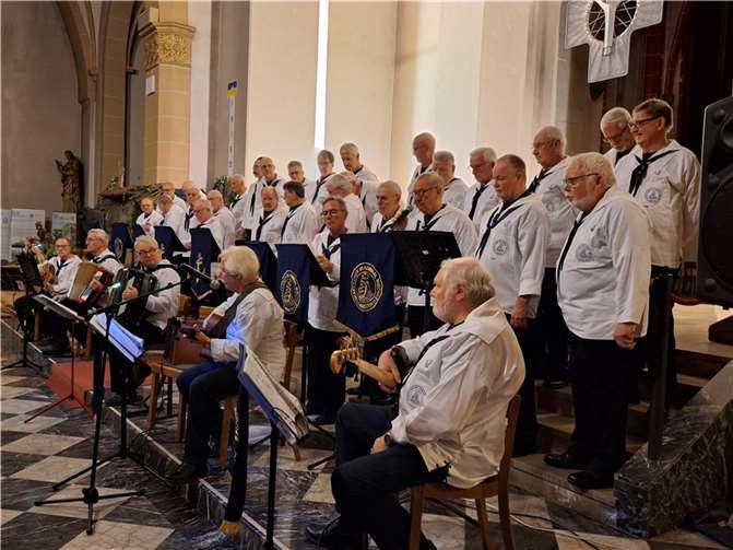Das Publikum erlebte ein unterhaltsames Konzert mit gefühlvollen Shantys und Liedern zur Seemannsweihnacht. Quelle: MK Lahnstein
