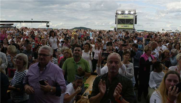 Das Publikum erlebte einen tollen Abend auf dem Mendiger Flugplatz.