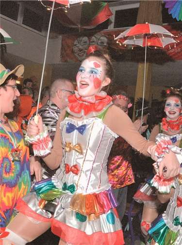 Das Publikum feiert die Akteure beim Einmarsch