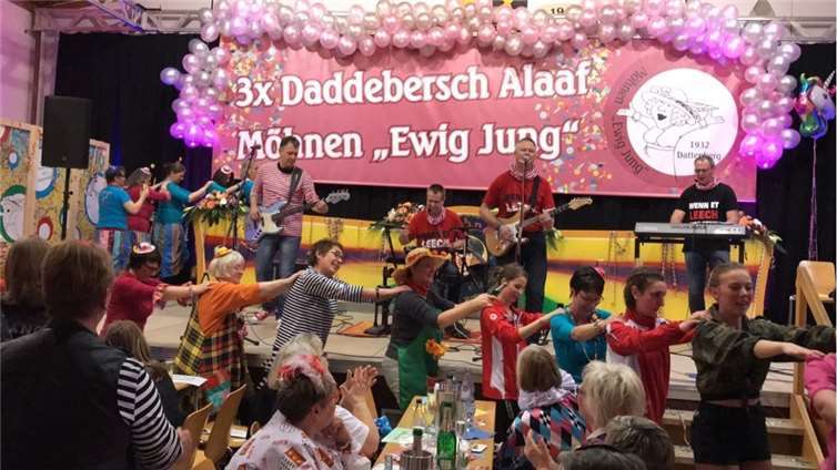 Das Publikum feierte ausgelassen begleitet von kölscher Musik.Wolfgang Korf