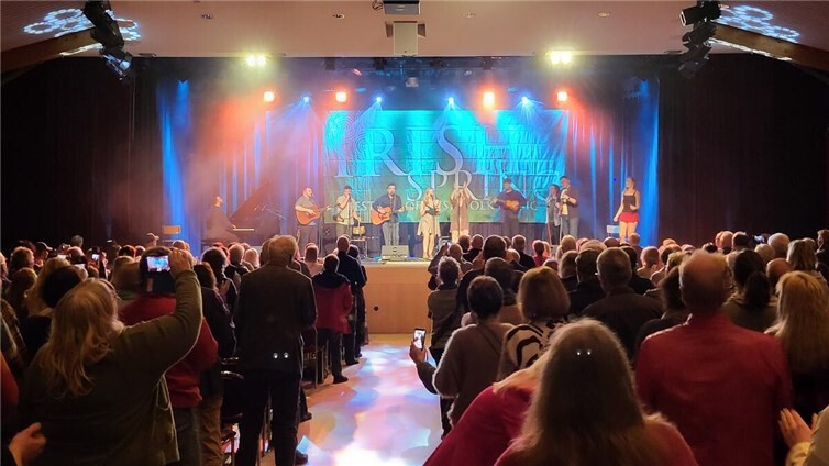 Das Publikum feierte die Künstlerinnen und Künstler des „Irish Spring Festival 2006“ mit stehenden Ovationen. 